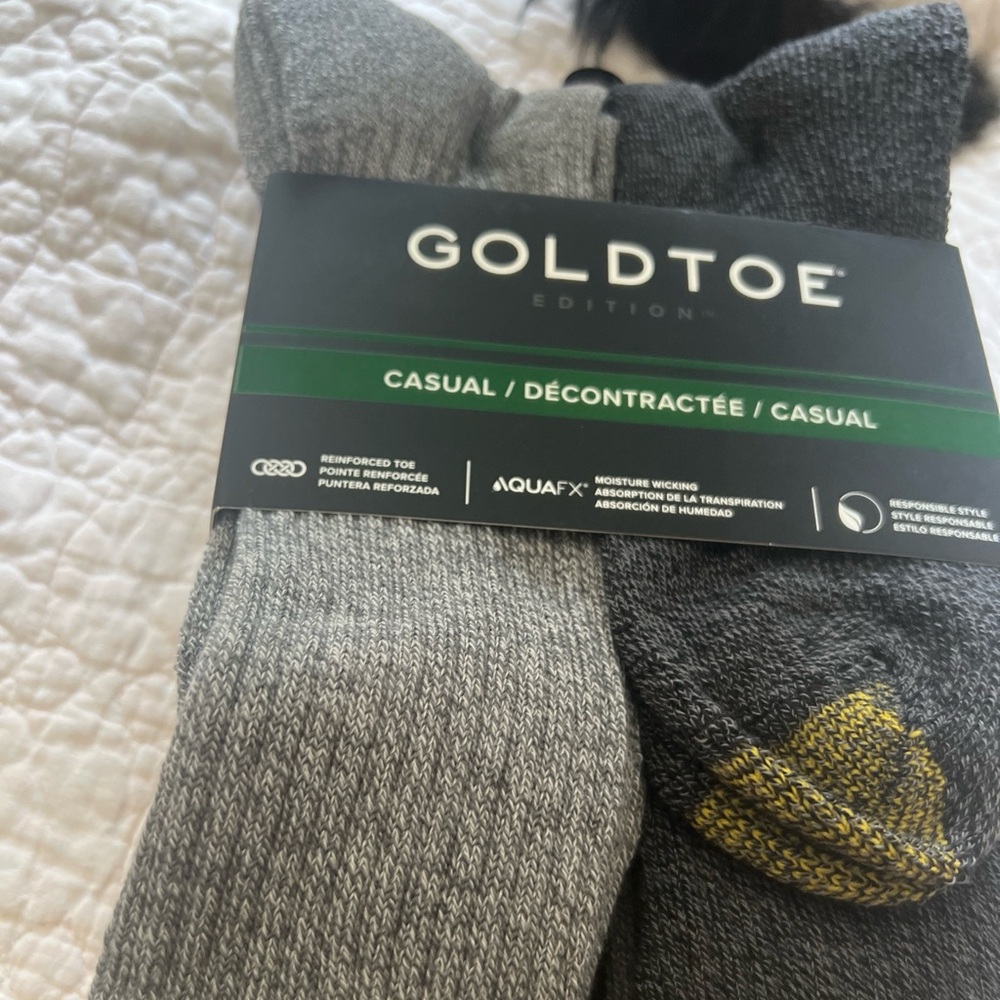 Men’s gold toe casual crew socks, 6 pair, still in original package.